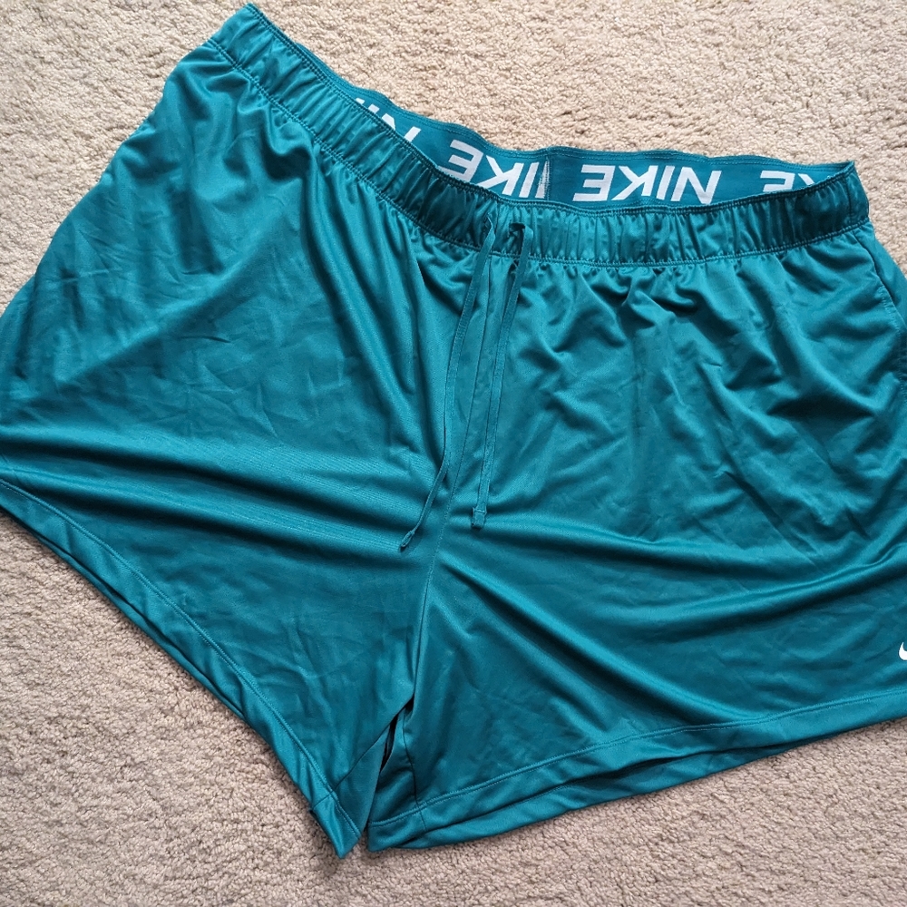 Women's Nike Green DRI-FIT 3x shorts